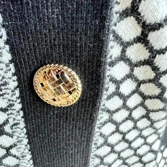 Women’s Sioni Black And White Cardigan Snap Button Closure No Size Tag Preowned - Picture 8 of 14
